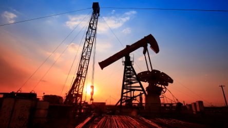 Petróleo despenca 7% após sinal de acordo entre EUA e Irã