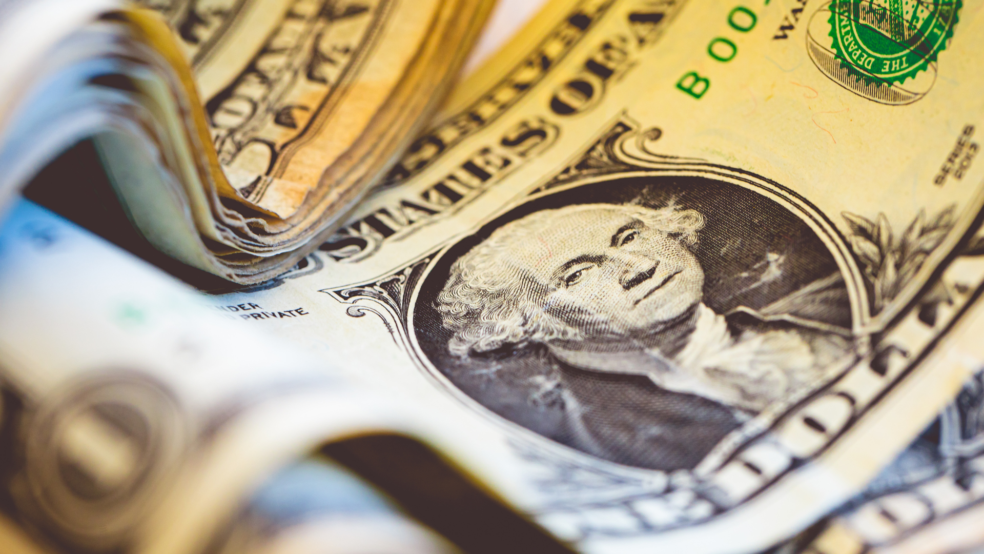 Gastos de brasileiros no exterior disparam 34% com queda do dólar