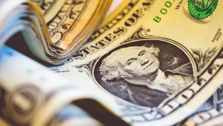 Gastos de brasileiros no exterior disparam 34% com queda do dólar
